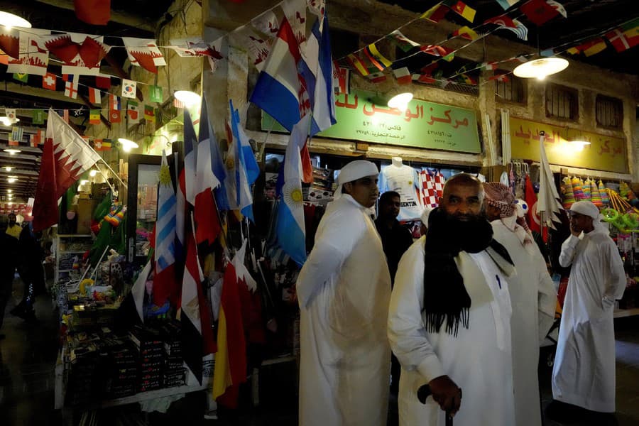 Zákazníci sa prechádzajú po obchodoch na trhu Souq Waqif.