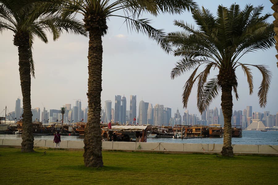 Mrakodrapy pri pohľade  z promenády Corniche v Dauhe