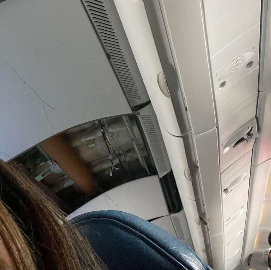 Interiér lietadla na fotografii smartfónom jednej z pasažierok