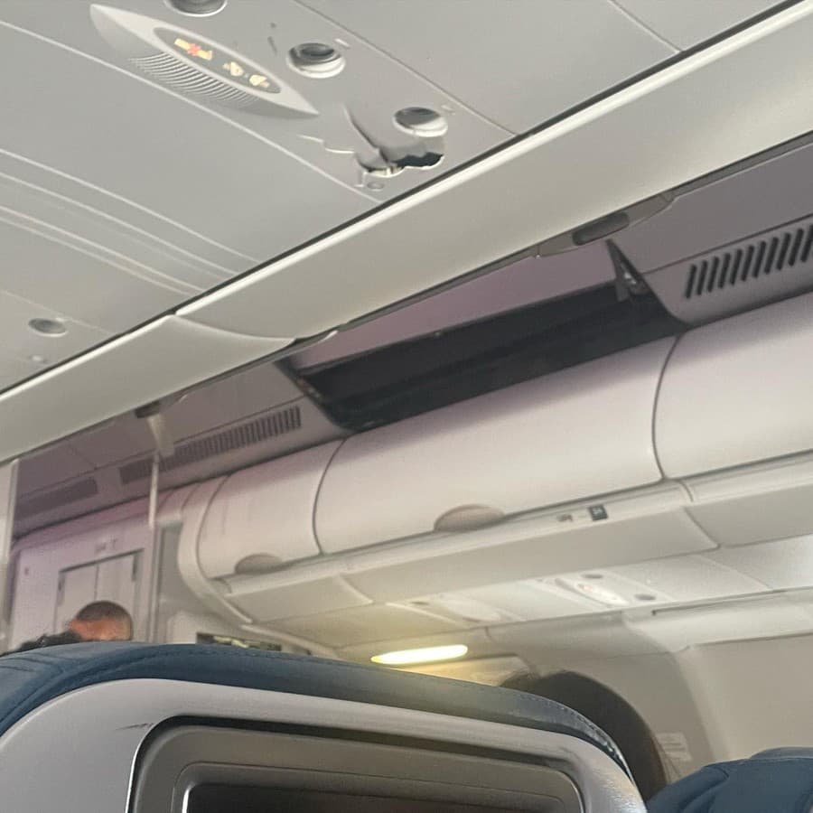 Interiér lietadla na fotografii smartfónom jednej z pasažierok