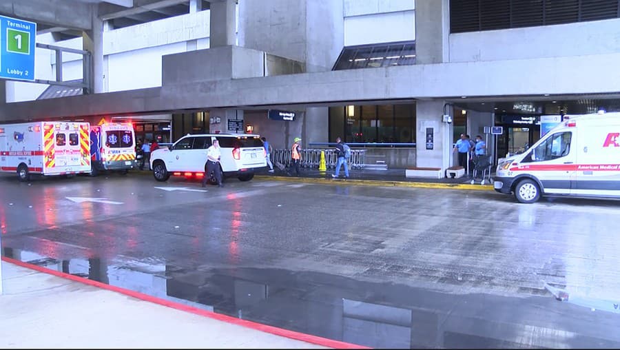 Záber z videa Hawaii News Now zachytáva situáciu pred letiskom v Honolulu