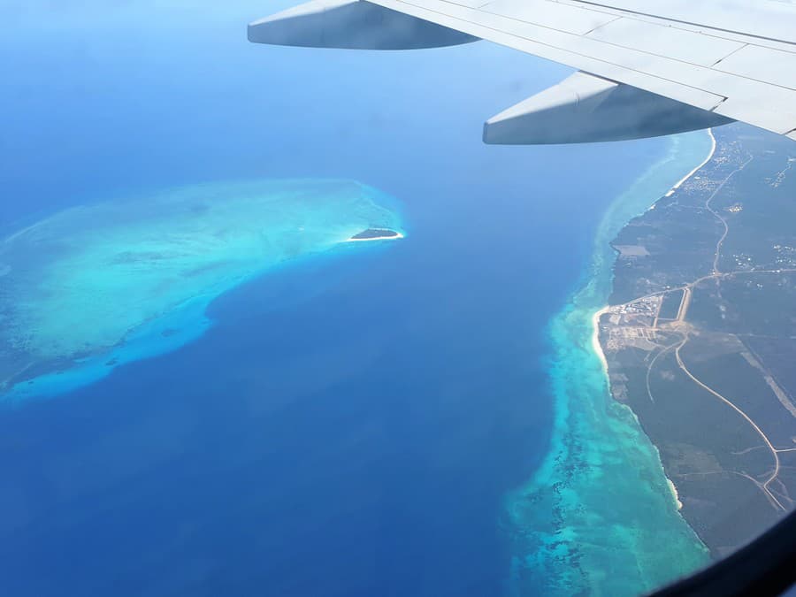 Letecký pohľad na pobrežie Zanzibaru a ostrovček Mnemba