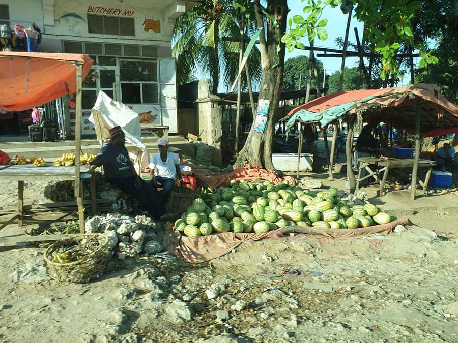 Na uliciach predávajú exotické ovocie