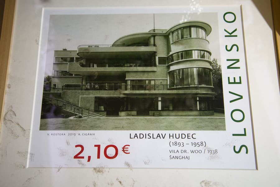 Slovenská pošta pri príležitosti 60. výročia úmrtia Ladislava Hudeca vydala poštovú známku s vyobrazením vily šanghajského obchodného magnáta Dr. Woo (Wu Tongwen)