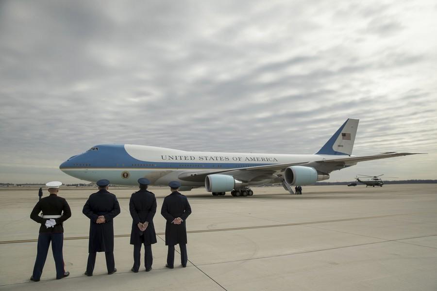 Vojenský personál sleduje, ako sa Air Force One s prezidentom Donaldom Trumpom na palube 17. februára 2017 pripravuje na odlet z leteckej základne Andrews v štáte Maryland