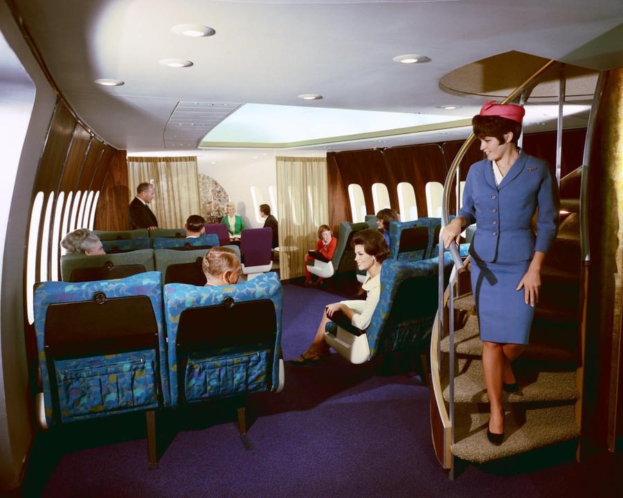 Model 747 bol známy nielen technologickými úspechmi, ale aj luxusom. So salónikom, kokteilovým servisom a niekedy dokonca aj klavírom sľuboval elegantný a relaxačný cestovateľský zážitok.
