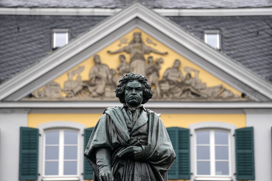 Socha svetoznámeho skladateľa Ludwiga van Beethovena stojí v centre jeho rodiska v nemeckom Bonne