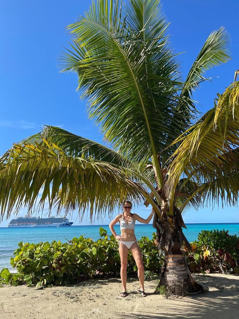 Malý raj na zemi alebo Princess Cays na Bahamách s výletnou loďou v pozadí
