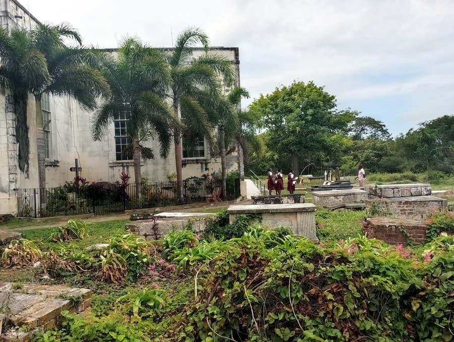 Kostolík s cintorínom na Jamajke