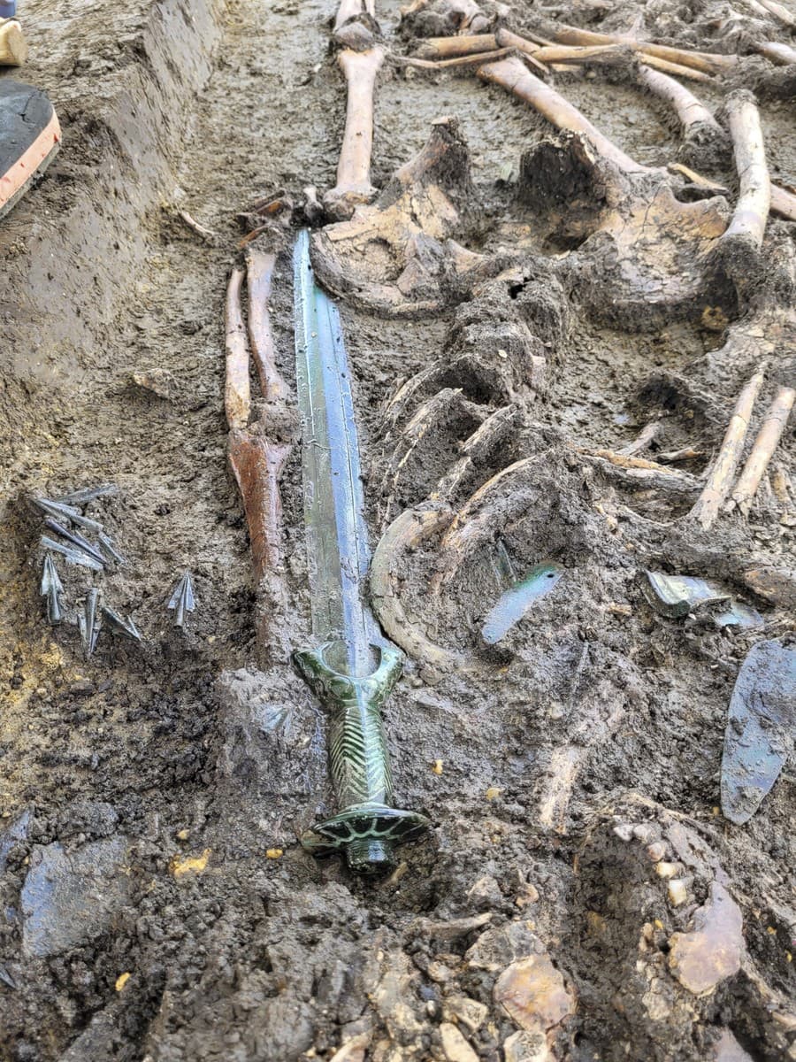 Nemeckí archeológovia našli meč