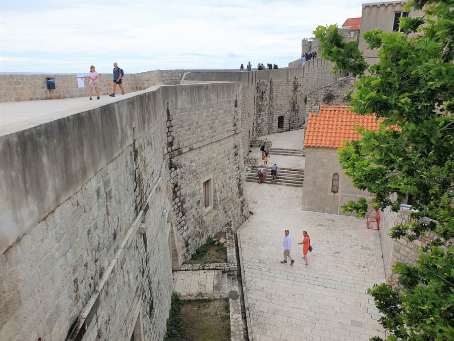 Celé Staré mesto obklopujú vysoké hradby