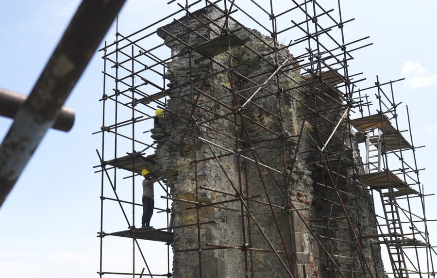 Obnova hradu Slanec pokračuje,