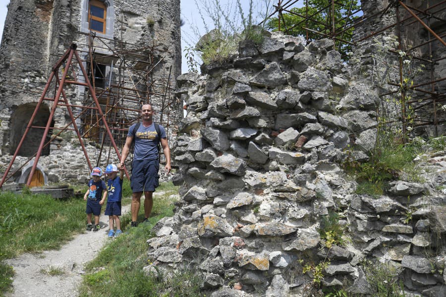 Obnova hradu Slanec pokračuje,