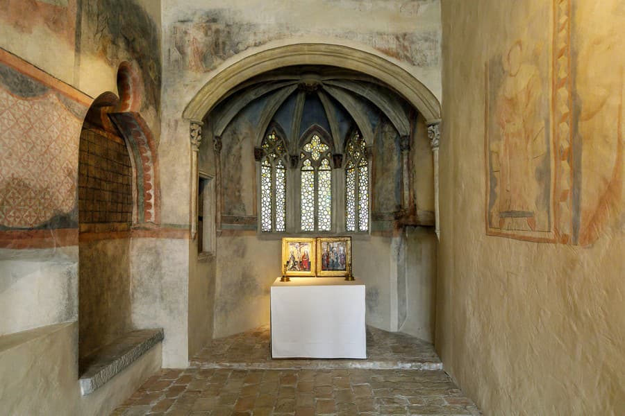Stredoveká kaplnka (krátko pred rokom 1443) nad prejazdom brány radnice zasvätená jednému z patrónov uhorského kráľovstva, svätému Ladislavovi