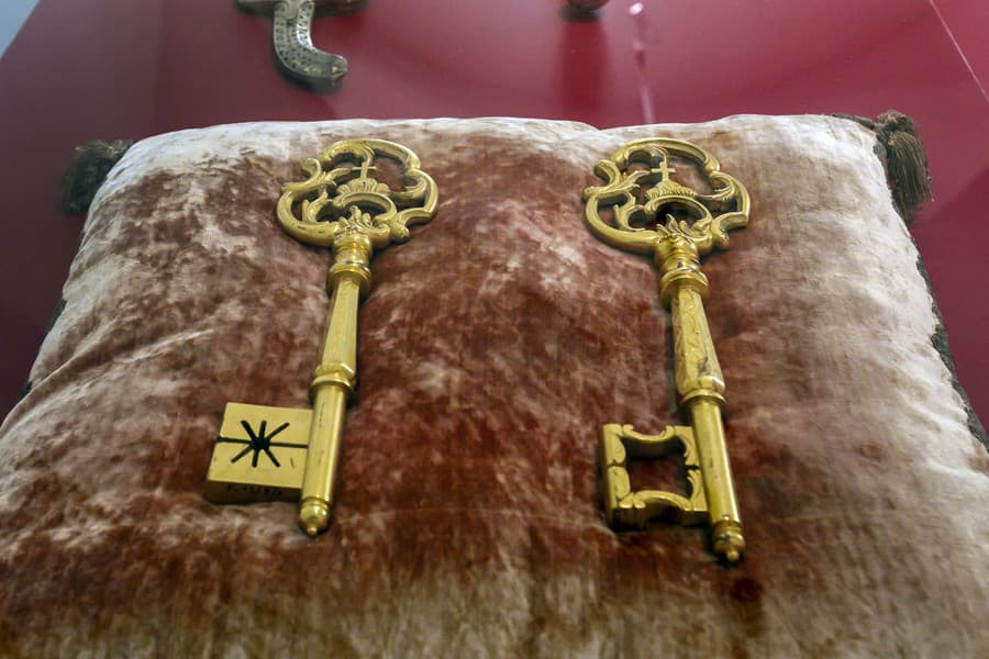 Symbolické kľúče od mesta z liatej a pozlátenej mosadze z 18. storočia