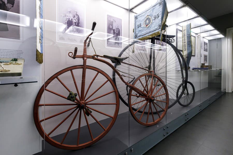 Velocipéd typu Michaux (po roku 1869) a vysoký bicykel z poslednej tretiny 19. storočia