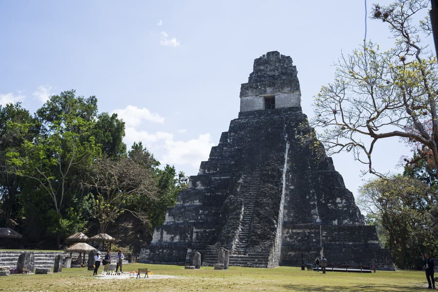 Pyramídy Tikal vyzerajú ako