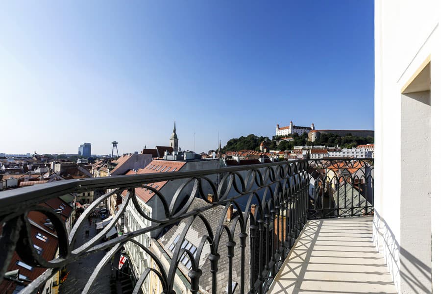 Pohľad z ochodze veže na Bratislavský hrad