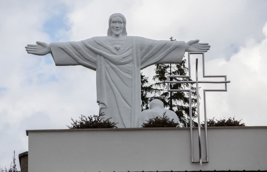 Monumentálna socha Ježiša Krista, ktorá je kópiou slávnej brazílskej sochy v Rio de Janeiro