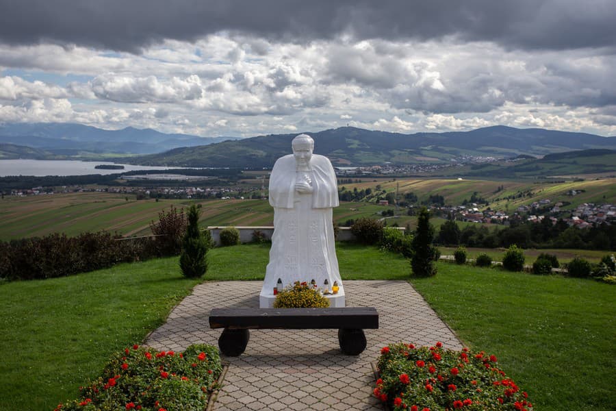 Na snímke socha bývalého pápeža Jána Pavla II. na kopci Grapa v nadmorskej výške 686 metrov nad obcou Klin
