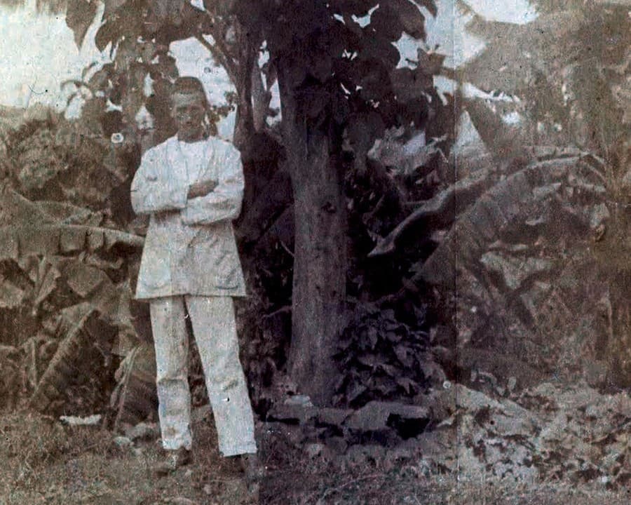 Rimbaud pred stromom v etiópskom Harare, okolo 1883
