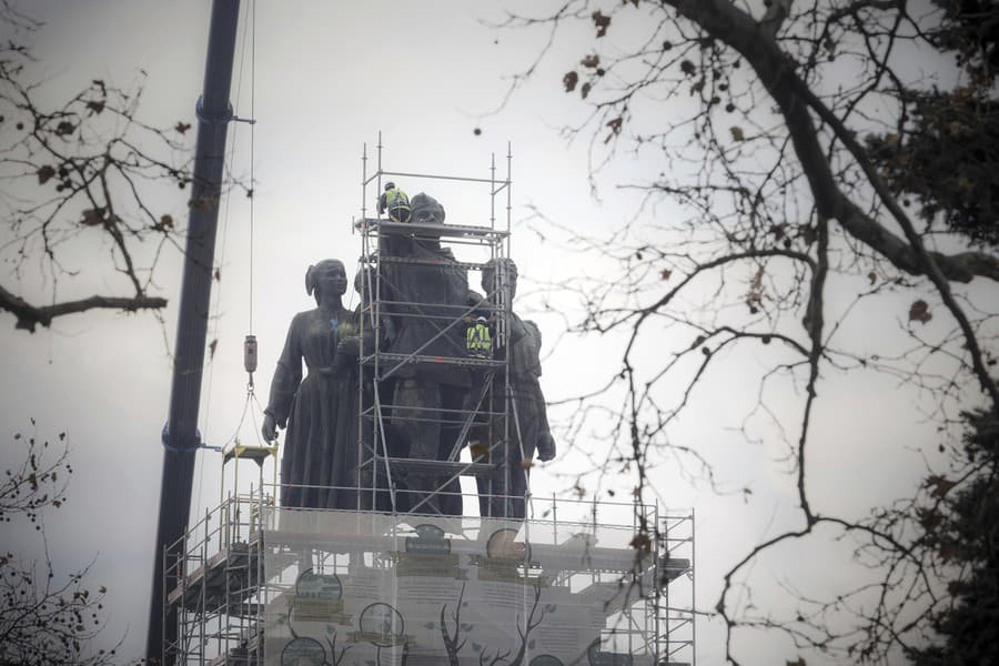 Bulharsko začalo odstraňovať pomník