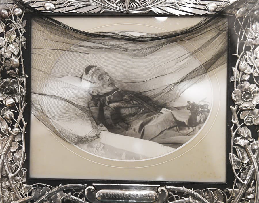 Posmrtná fotografia Františky Andrássyovej, ktorá zomrela 26. októbra 1902