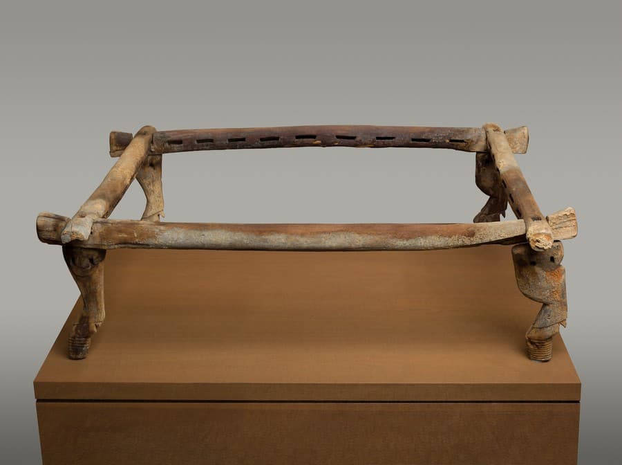 Drevená posteľ z obdobia okolo 2960–2770 pr. Kr.