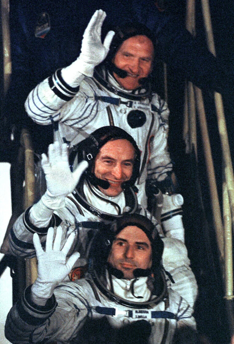 Kozmonauti sa lúčia pred nástupom do rakety, zdola Bella, Haigneré a Afanasjev 