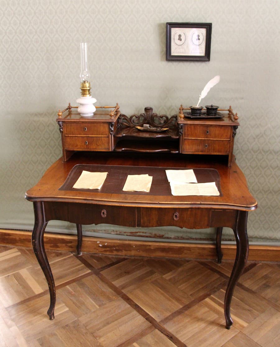 Písací stôl Smetanu