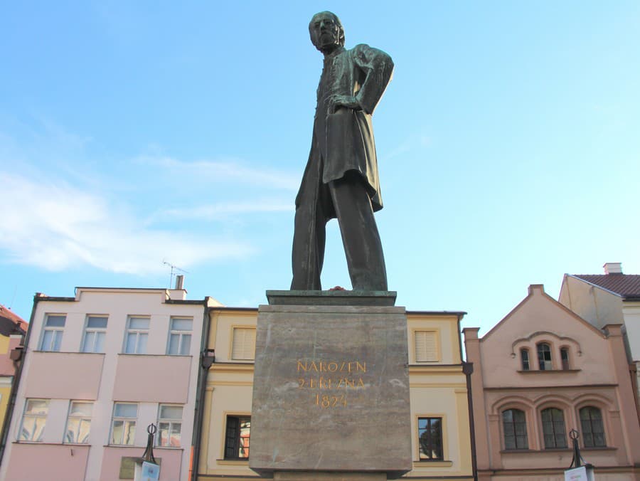 Socha Bedřicha Smetanu stojí v Litomyšli už 100 rokov