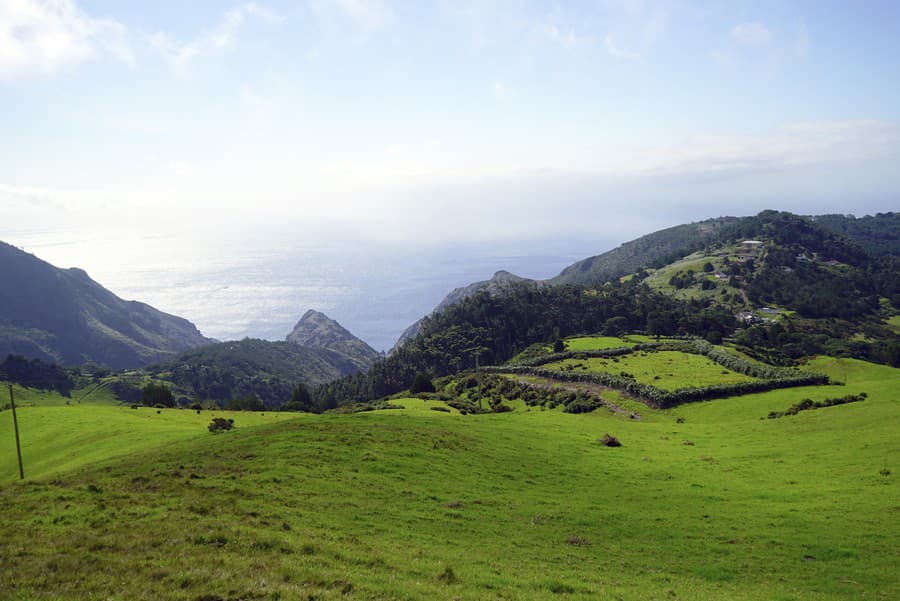 Malebný výhľad na oceán a zvlnené pastviny na ostrove Svätej Heleny