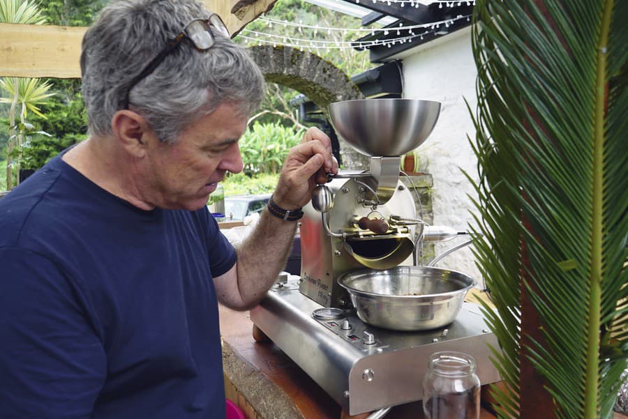 Neil Fantom zo spoločnosti Wranghams coffee predvádza svoj proces praženia v malých dávkach na svojej kávovej plantáži v Sandy Bay na ostrove Svätej Heleny
