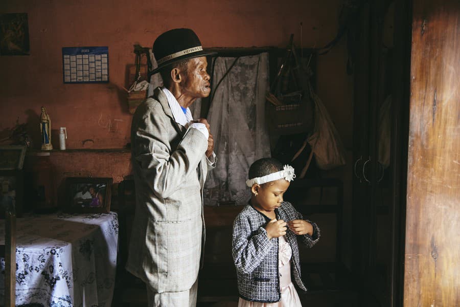 Dada Paul a jeho vnučka Odliatemix sa chystajú do kostola. S demenciou žije 11 rokov. Väčšinu toho času jeho rodina predpokladala, že sa „zbláznil“, alebo pripisovala symptómy konzumácii alkoholu. Iba jeho dcéra Fara si všimla niečo iné a naďalej sa oňho starala. Antananarivo, Madagaskar, 12. marca 2023.