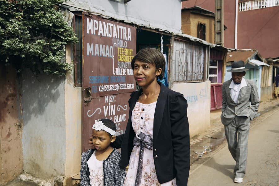 Fara Rafaraniriana kráča v nedeľu ráno do kostola so svojou dcérou Odliatemix a otcom Dada Paulom. Fara prvýkrát rozpoznala demenciu Dada Paula, keď tento vodič na dôchodku nemohol nájsť cestu domov, keď ju vyzdvihol z práce. Antananarivo, Madagaskar, 12. marca 2023.