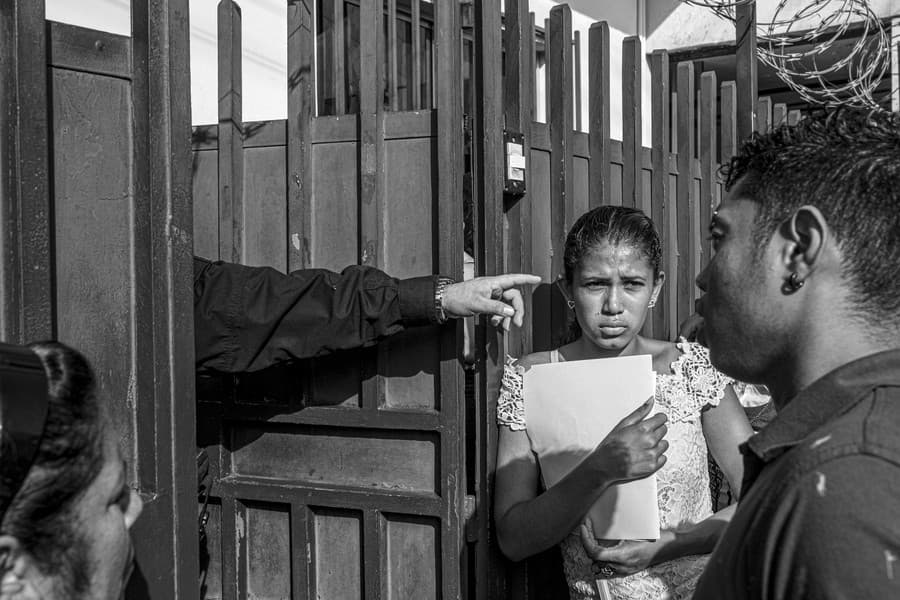 Žiadatelia o azyl čakajú na svoje vypočutie pred bránami Mexickej komisie pre pomoc utečencom (COMAR), ktorá im udelí humanitárne vízum na pobyt v Mexiku alebo na cestu cez krajinu do Spojených štátov. COMAR bol obvinený z korupcie a brzdenia procesu schvaľovania humanitárnych víz. Tapachula, Mexiko, 18. júna 2019.