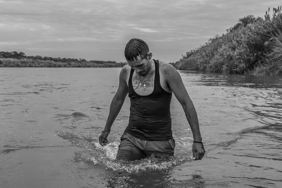 Carlos Mendoza, venezuelský migrant, prekračuje rieku Rio Grande, aby požiadal o azyl v Spojených štátoch. Piedras Negras, Mexiko, 7. októbra 2023.