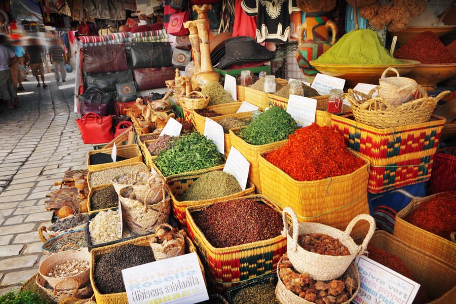 Koreniny, bylinky, orechy, med, vône a farby na trhoch v Maroku