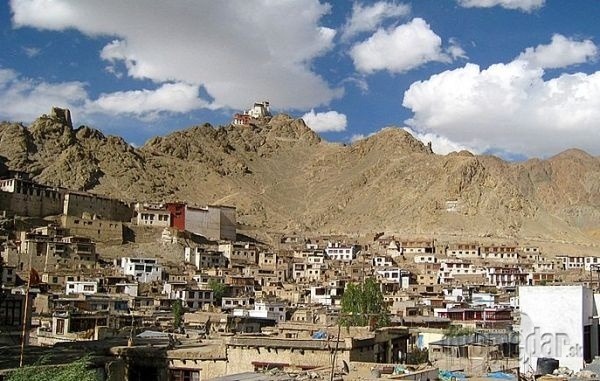 Z mesta Leh v severnej indickej oblasti Ladakh sa môžete vy a vaša snúbenica či snúbenec vydať na dvojdňový výlet naprieč „strechou sveta“.