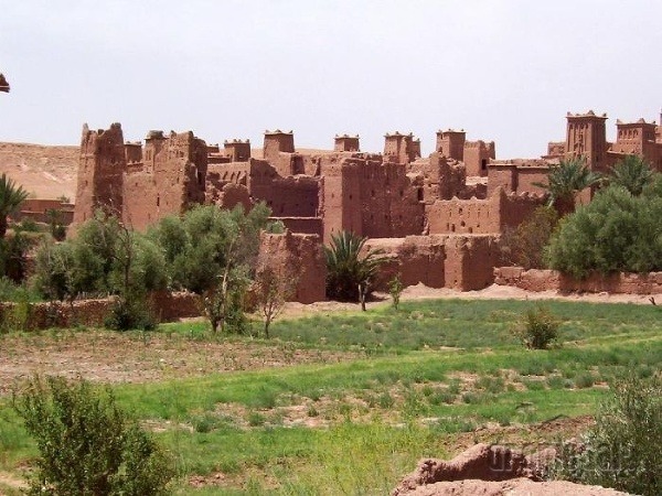 Kasbah de Ait Ben Haddou je tradičnou ukážkou predsaharského sídla.