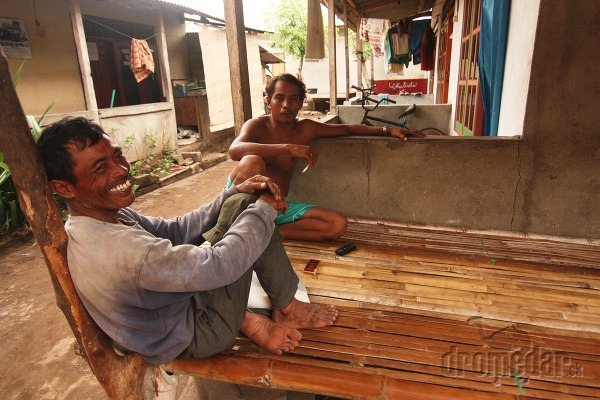 Usmievaví miestni Indonézania sa