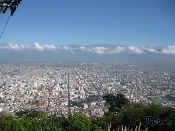 pohľad na mesto Salta z vrchu San Bernardo, Argentína
