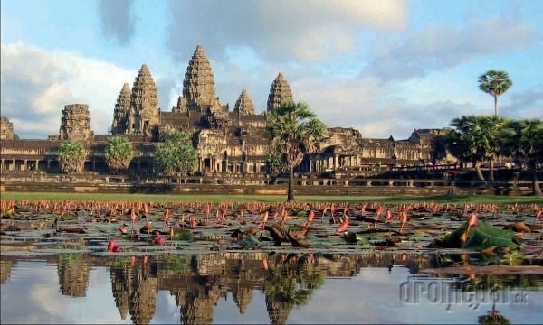 Keď na vás z kamenných chrámov v hlavnom meste khmérskej ríše Angkor Thomu zhliadajú obrovské tváre bódhisattvy Avalókitešvary, dýchne na vás atmosféra dávneho veľkomesta. 