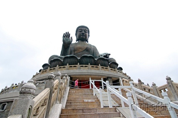 Socha obrovského Buddhu, ostrov