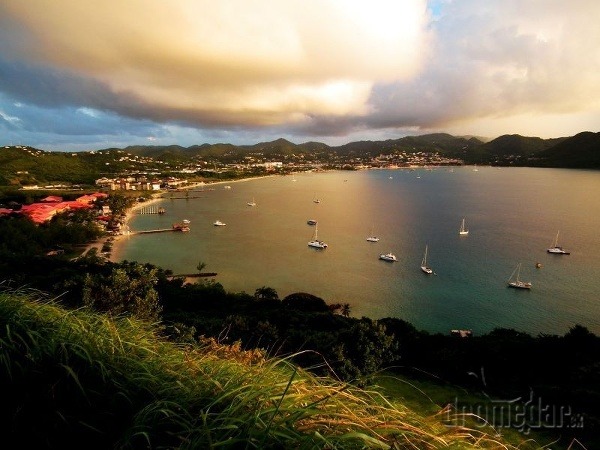 pohľad z Pigeon Island na Rodney Bay - nádherný chránený záliv s dlhou plážou a turisticky obľúbeným rezortom Reduit Beach