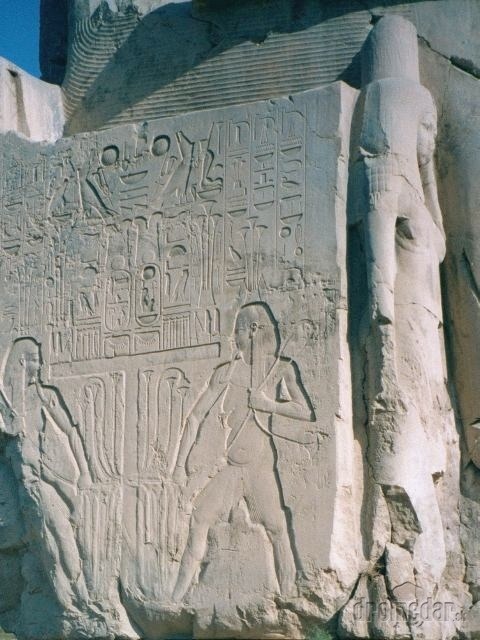 Menmonove kolosy, Luxor