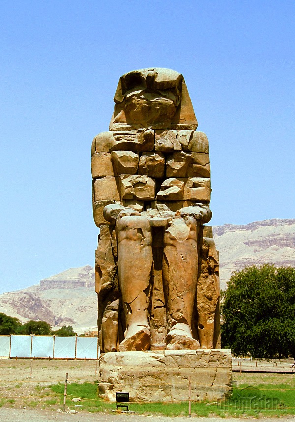 Menmonove kolosy, Luxor