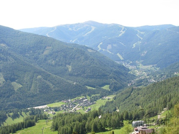 Bad Kleinkirchheim, Rakúsko - v pozadí lyžiarske svahy