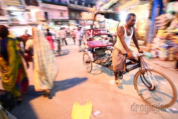 Vodič rikše v uliciach