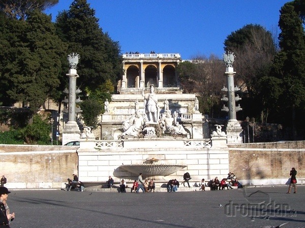 Fontána bohyne Ríma, Piazza